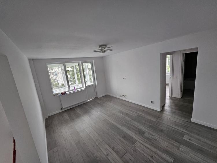 Apartament cu 3 camere semidecomandat în Cina