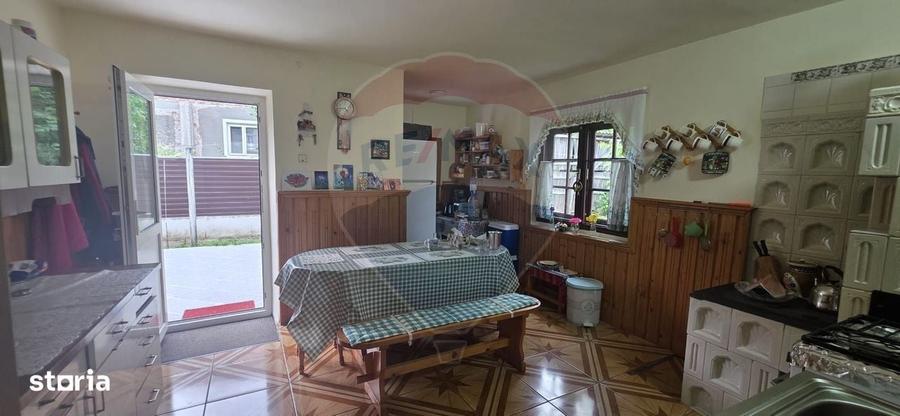 Casă cu 4 camere în Căprioru