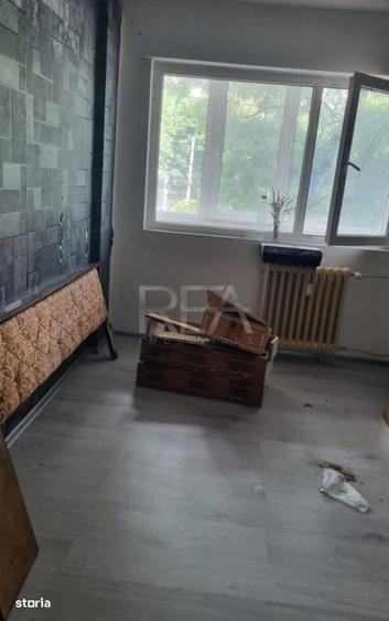 Apartament cu 3 camere semidecomandat în Gorjului