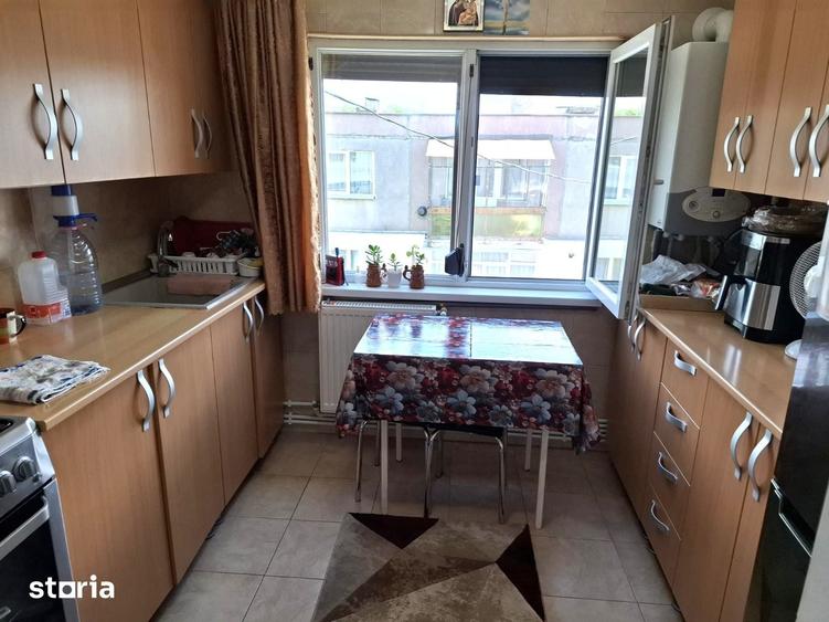 Apartament cu 3 camere semidecomandat în Berca