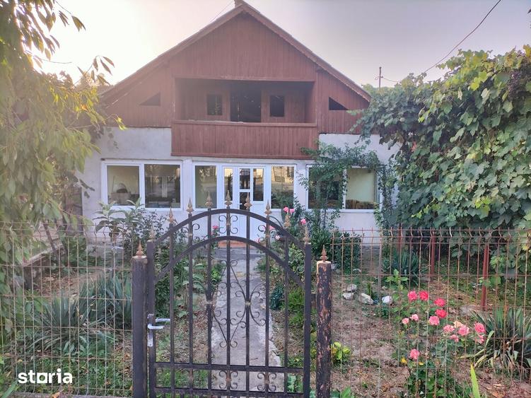 Casă cu 6 camere cu Canalizare în Vulturești