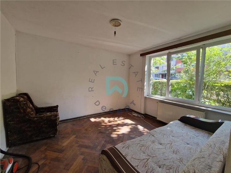 Apartament cu 3 camere semidecomandat în Tractorul