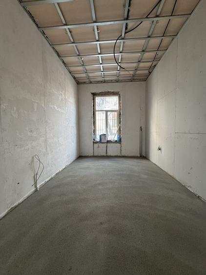 Apartament cu 4 camere semidecomandat în Est