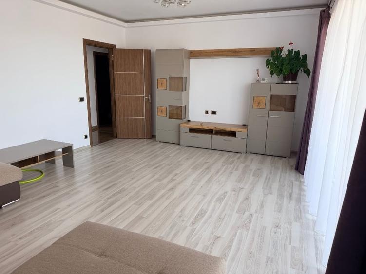 Apartament cu 3 camere decomandat, mobilat în Tractorul