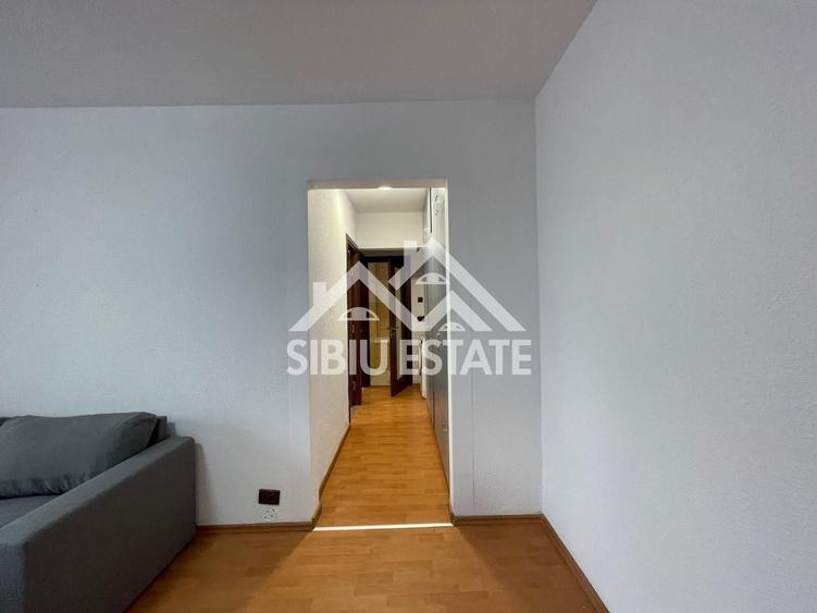 Apartament cu 3 camere semidecomandat, mobilat în Hipodrom 3