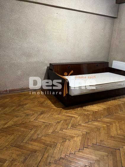 Apartament cu 3 camere decomandat în Podul de Fier
