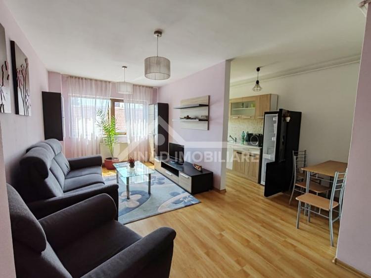 Apartament cu 3 camere semidecomandat, mobilat în Central
