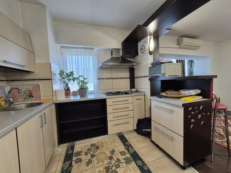 Apartament cu 3 camere decomandat în Nicolina