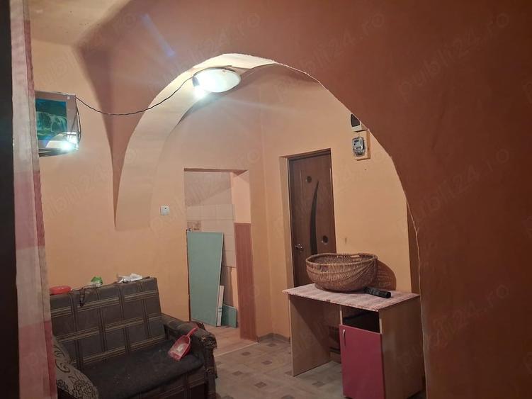 Casă cu 2 camere cu Teren 350 Mp în Colonia Reconstrucția