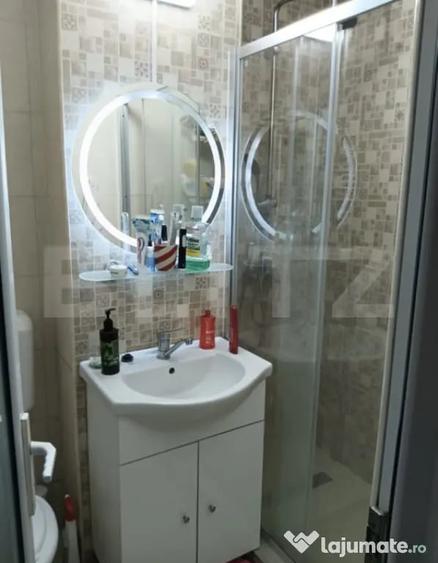 Apartament cu 3 camere semidecomandat în Central