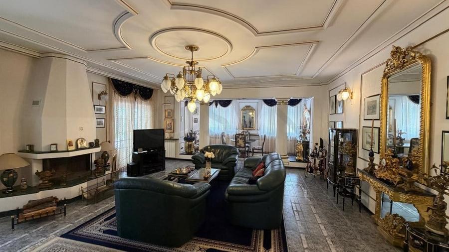 Casă cu 5 camere cu Teren 2800 Mp în Ferme