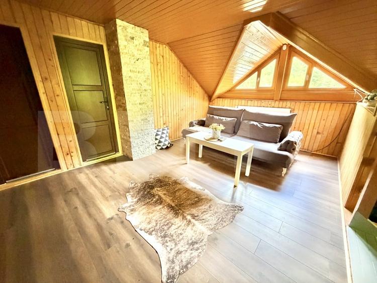 Casă individuală cu 6 camere cu Teren 3000 Mp în Periferie