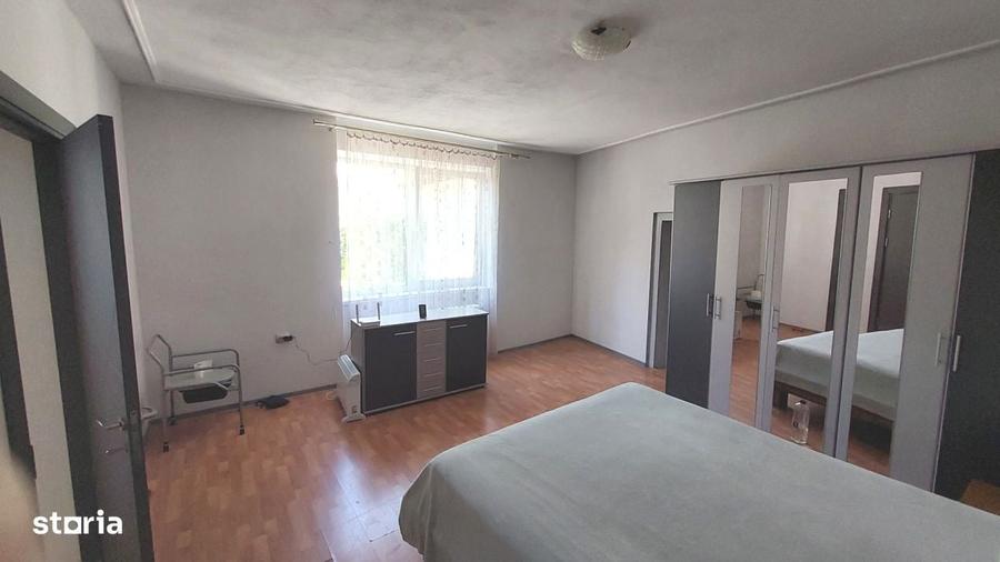 Casă cu 8 camere în Sadu