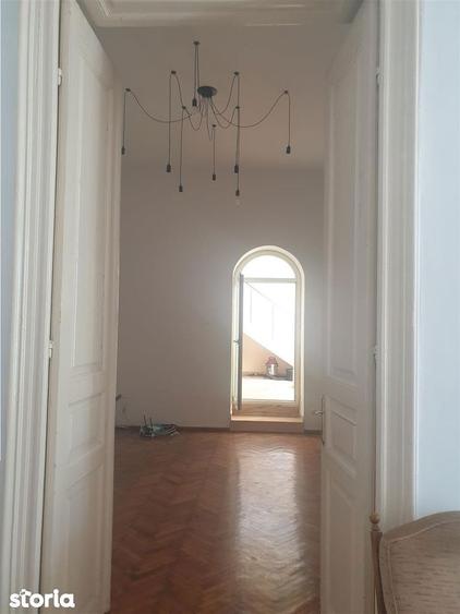 Casă cu 7 camere cu Teren 400 Mp în Siloz