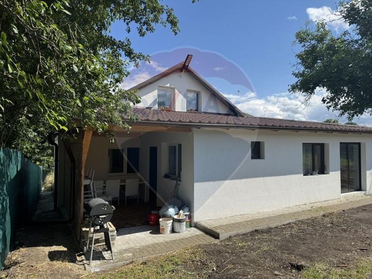 Casă individuală cu 6 camere cu Teren 2800 Mp în Livada (Petreștii de Jos)