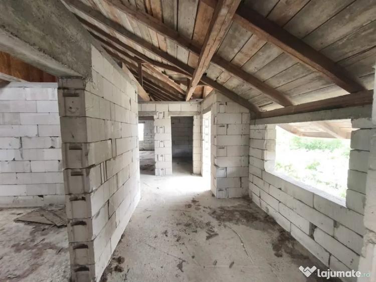 Casă cu 2 camere cu Teren 4400 Mp în Central