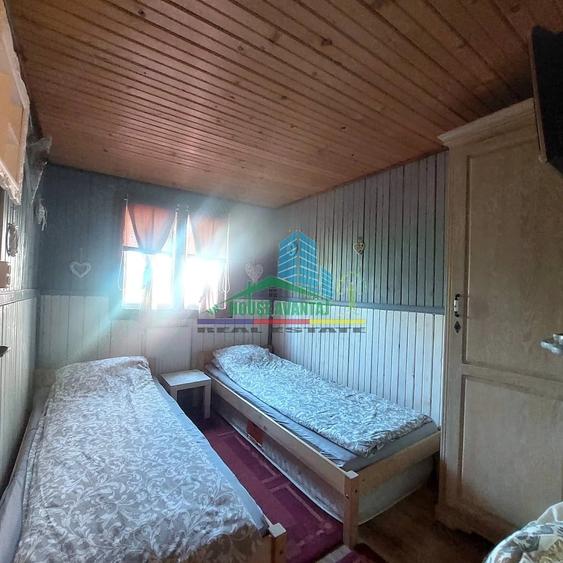 Casă cu 8 camere cu Teren 1050 Mp în Lepșa