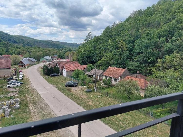 Apartament cu 2 camere decomandat în Sasca Montană