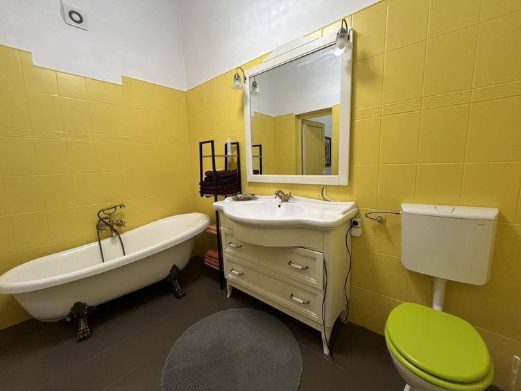 Apartament cu 4 camere decomandat, mobilat în Central