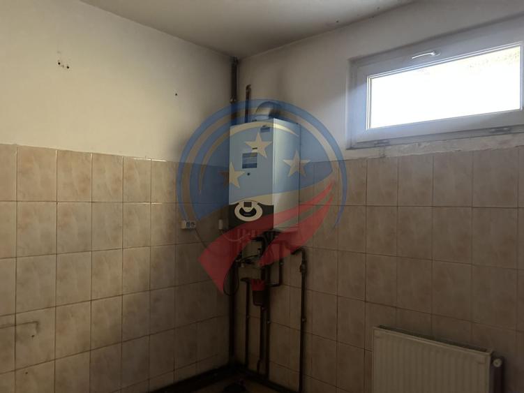 Casă individuală cu 10 camere cu Canalizare în Lăpuș