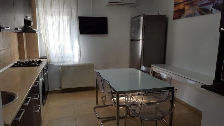 Apartament cu 3 camere decomandat în Vitan