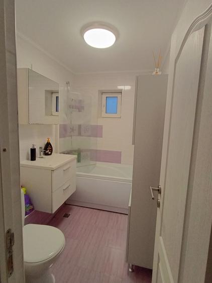 Apartament cu 3 camere decomandat în Exterior Vest