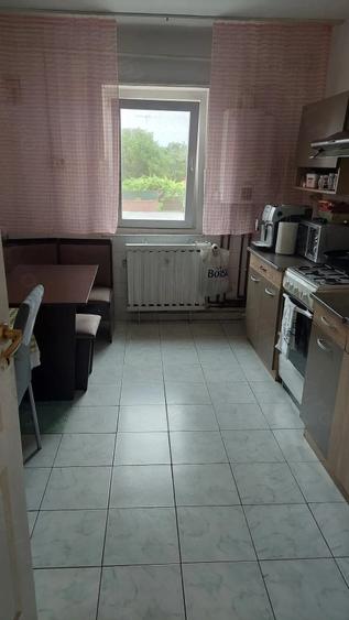 Apartament cu 4 camere decomandat în Lipovei