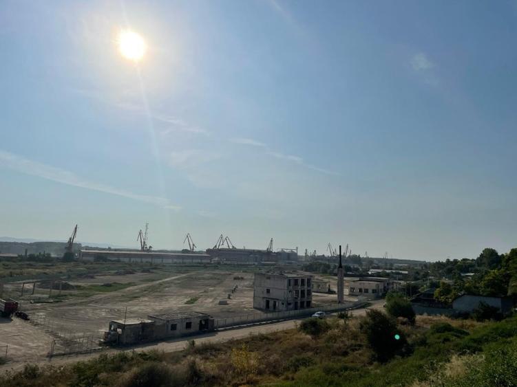 Teren Construcții intravilan de 63000 mp, în Plantelor