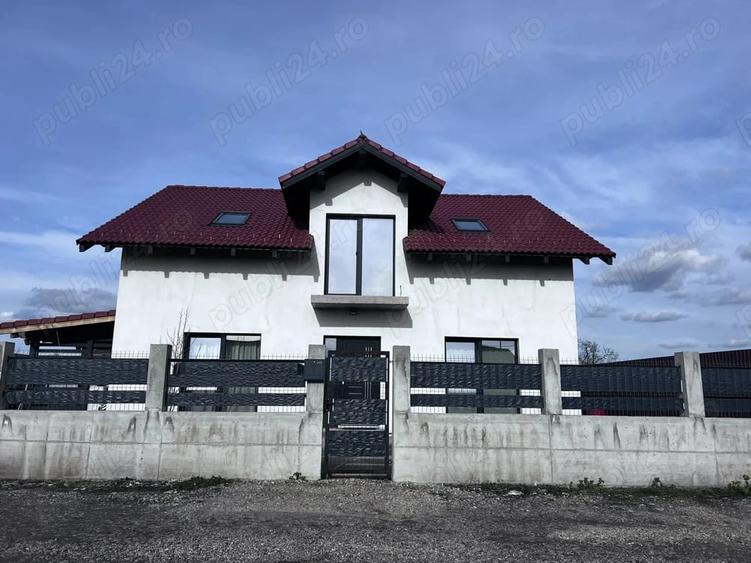 Casă cu 3 camere cu Teren 6000 Mp în Central