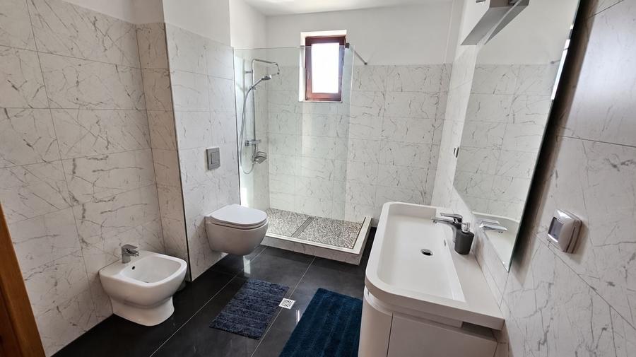 Duplex cu 15 camere cu Piscina în Brănești