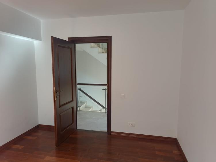 Casă individuală cu 4 camere cu Teren 400 Mp în Pipera