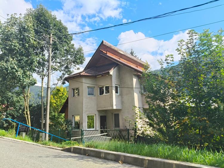 Casă cu 4 camere cu Canalizare în Satu Nou