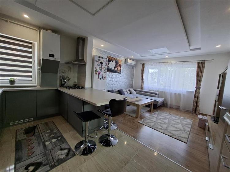 Apartament cu 3 camere decomandat, mobilat în Exterior Est