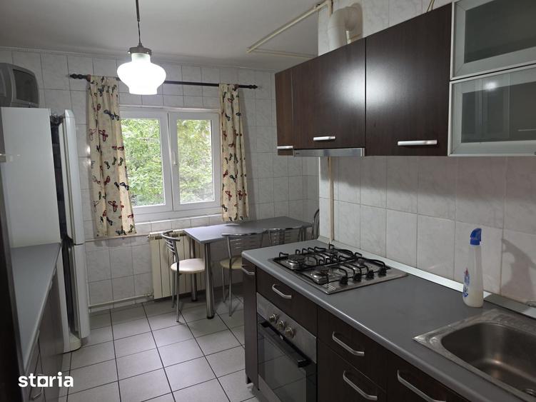 Apartament cu 3 camere decomandat, mobilat în Vitan