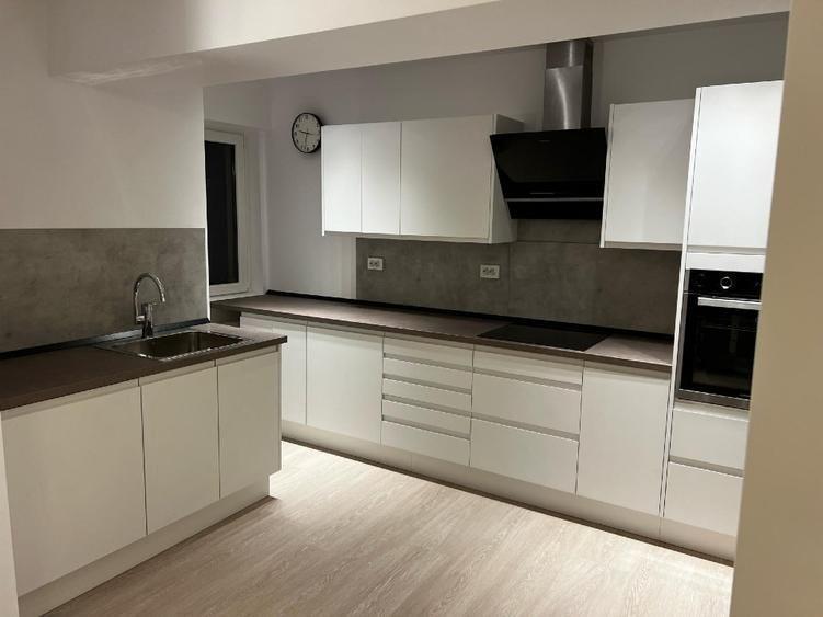 Apartament cu 4 camere decomandat, mobilat în Decebal