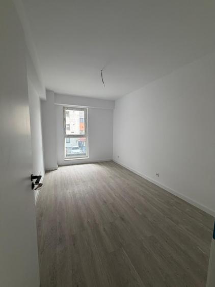 Apartament cu 3 camere semidecomandat în Florești