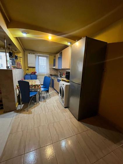 Apartament cu 3 camere semidecomandat în Decebal