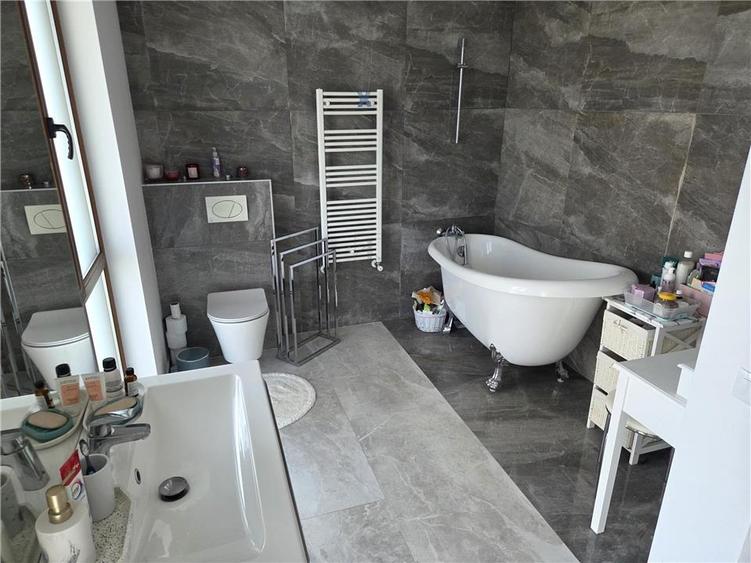 Casă cu 4 camere cu Canalizare în Dumbrăvița