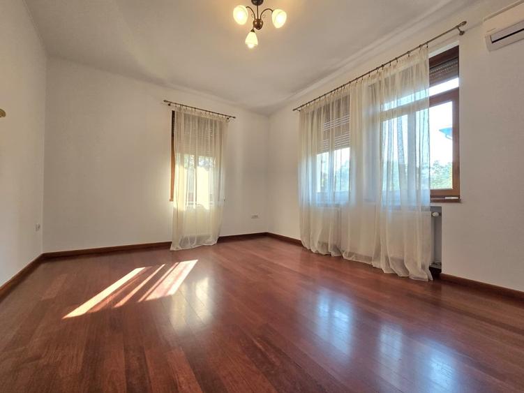 Apartament cu 5 camere în Aviatorilor