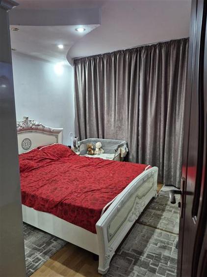 Apartament cu 3 camere semidecomandat în Colentina