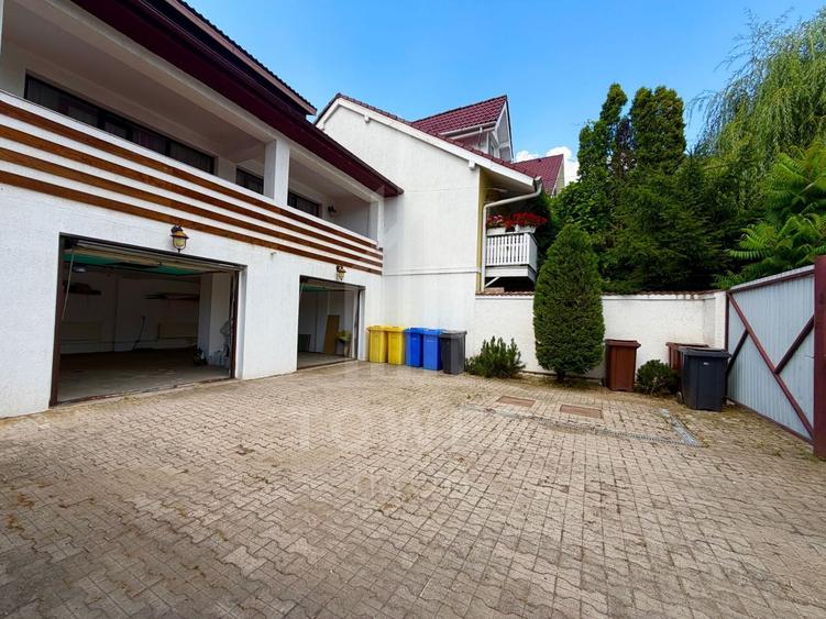 Casă individuală cu 8 camere cu Canalizare în Central