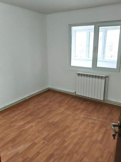 Apartament cu 4 camere semidecomandat în Micro 39