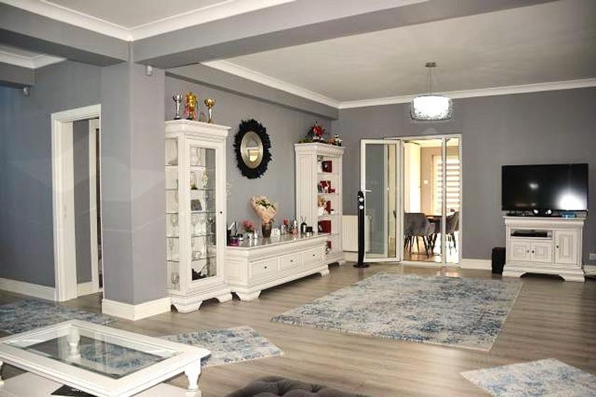 Casă cu 8 camere cu Teren 230 Mp în Exterior Nord