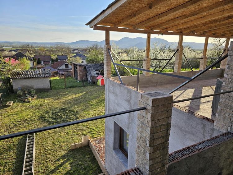 Casă cu 5 camere cu Teren 463 Mp în Hărău