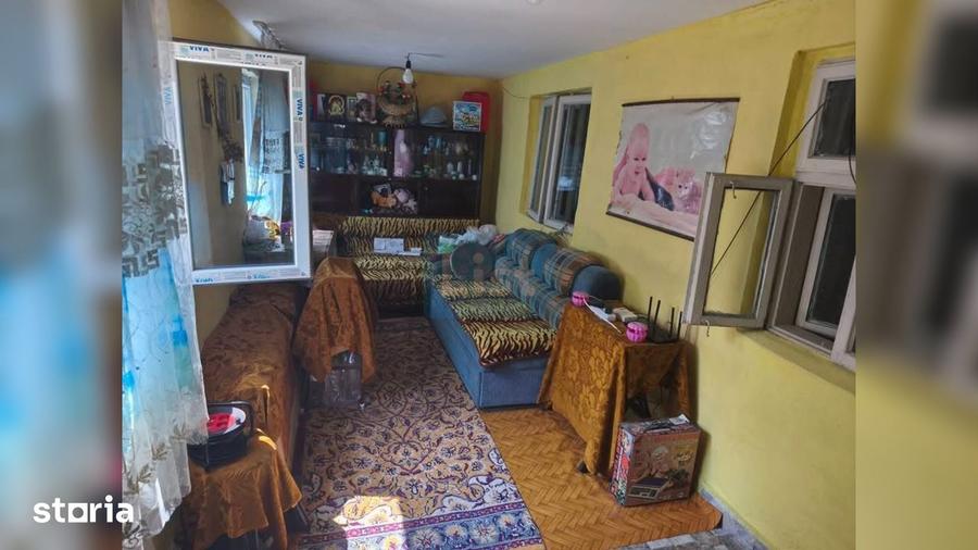Casă cu 7 camere cu Teren 1400 Mp în Poienarii Burchii