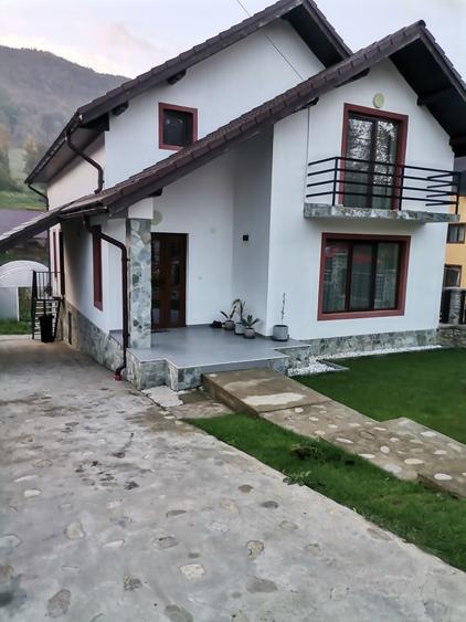 Casă cu 4 camere în Cracu Muntelui