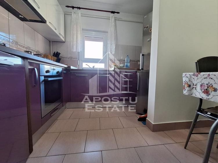 Apartament cu 3 camere decomandat în Boul Roșu