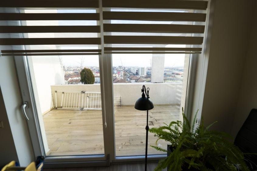 Apartament cu 3 camere semidecomandat, mobilat în Craiovița Nouă