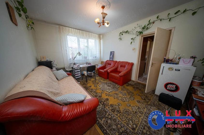 Apartament cu 3 camere semidecomandat în Babadag