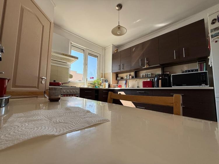 Apartament cu 4 camere decomandat, mobilat în Rogerius